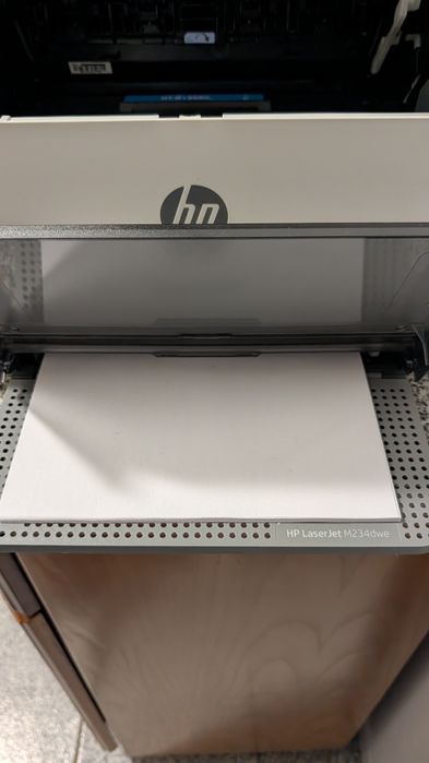 Impressora laserjet HP M234DWE, com 2000 impressões apenas