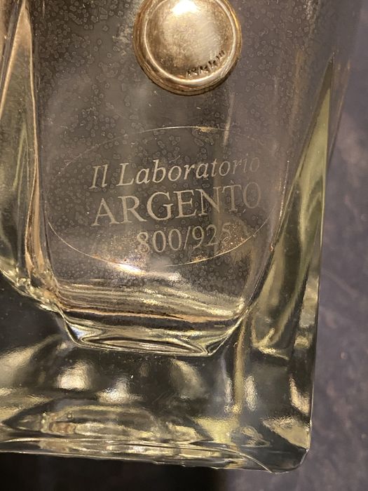 Conjunto de licor com aplicações em prata. Garrafa e seis copos.