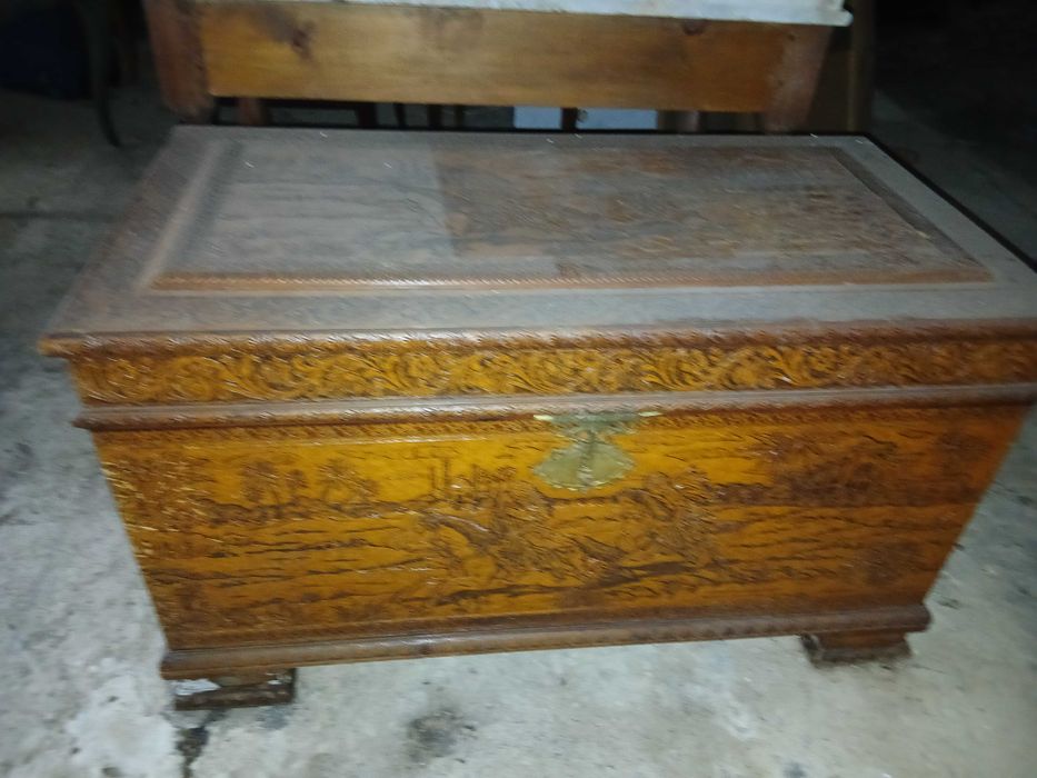 Baú trabalhado antigo