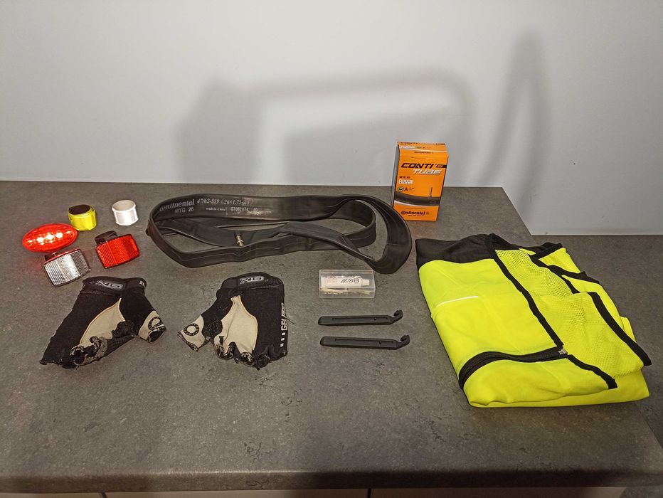 Rowerowy zestaw: kamizelka, rękawiczki, dętki, lampki, odblaski, łyżki