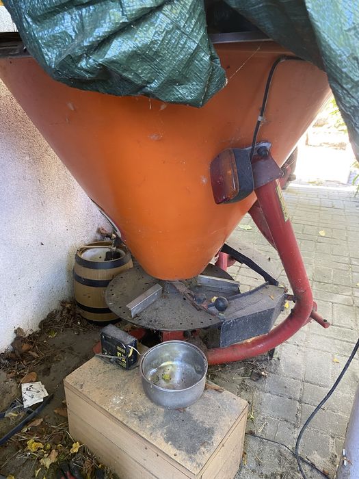 Sprzedam rozsiewacz lejkowy / piaskarkę mini firmy Dexwal BIS.