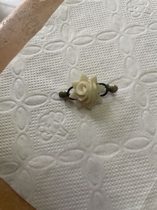 Срібна брошка квітка