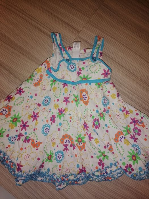 Roupa de menina impecável