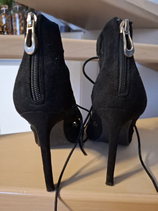 Szpilki ażurowe wiązane zamsz 38