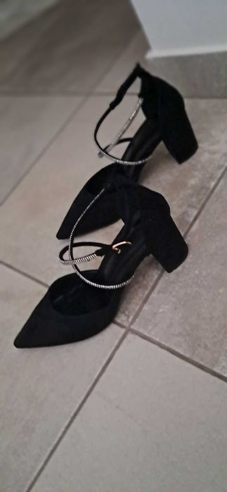 Sapatos elegantes de senhora. Confortáveis