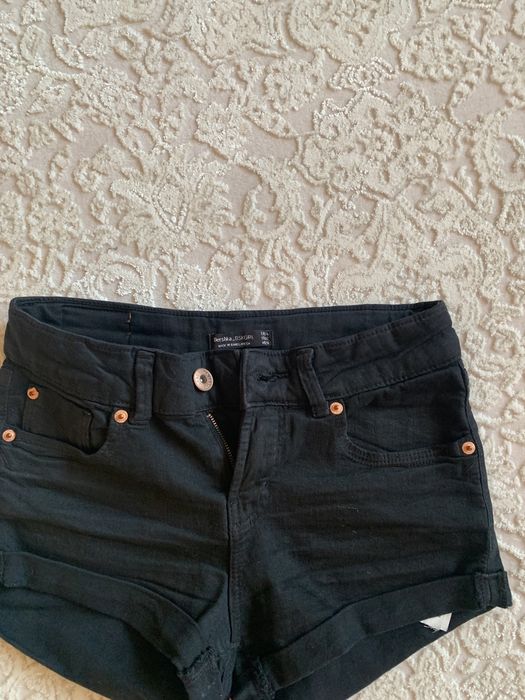 Шорти  Bershka  EUR 34