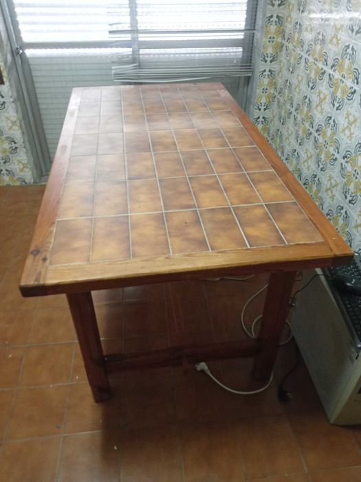 Mesa de cozinha sem cadeiras