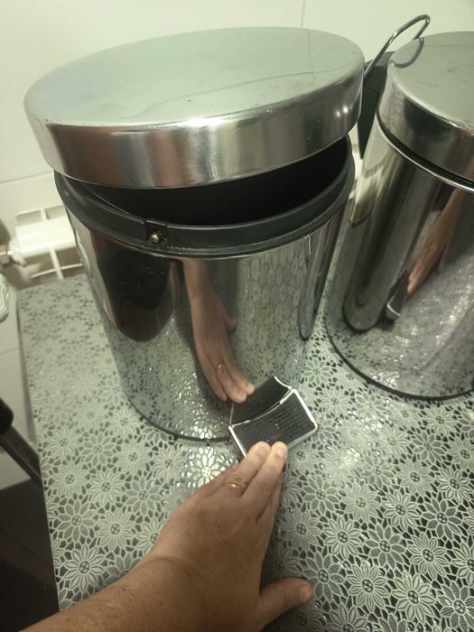 2 baldes de inox de wc em muito bom estado