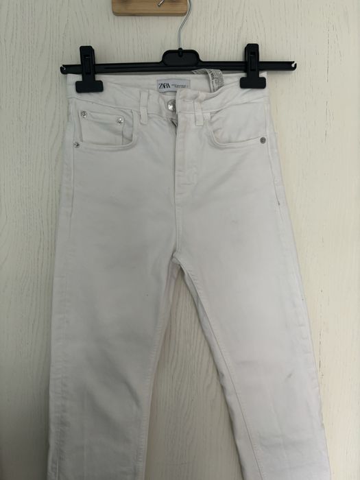 Biale spodnie jeansowe zara