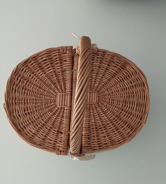 Cesta de vime, forrada, excelente estado.