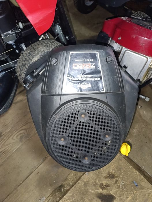Kosiarka traktorek Silnik spalinowy Briggs & Stratton 22 km 2 cylindry Intek