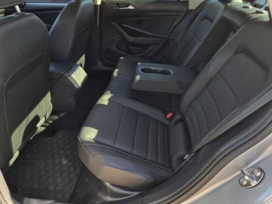 Volkswagen Jetta SE      2021