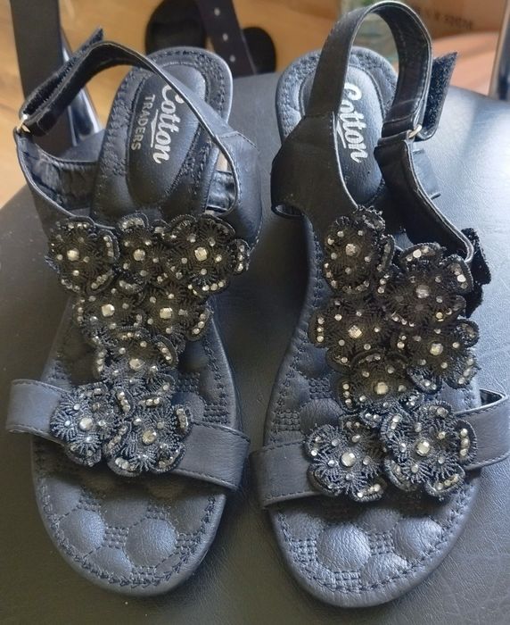 Sandałki na koturnie ze zdobieniami