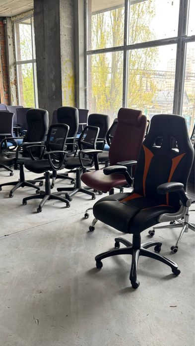 Продам кресла офисные руководителя столы LOFT тумбы комоды стільці
