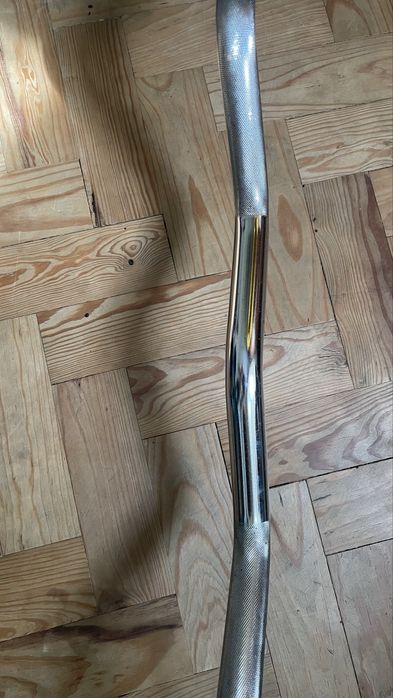 Barra de exercicios W com 34k de pesos.