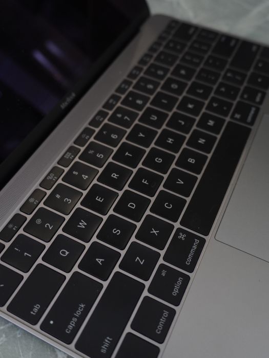 Продам MacBook air 2015