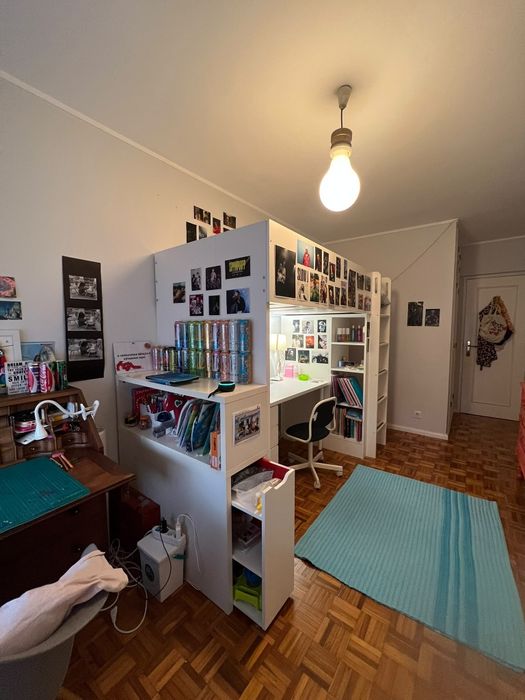Cama alta com secretária e arrumação