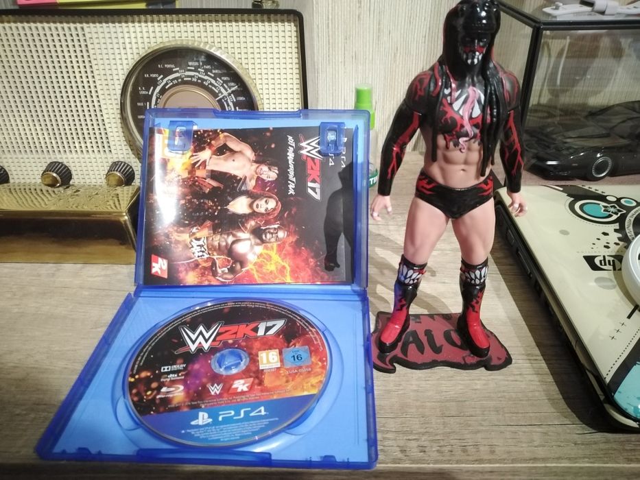 Selling the game w2k17 ps4 and the figure in good condition64584765046403122