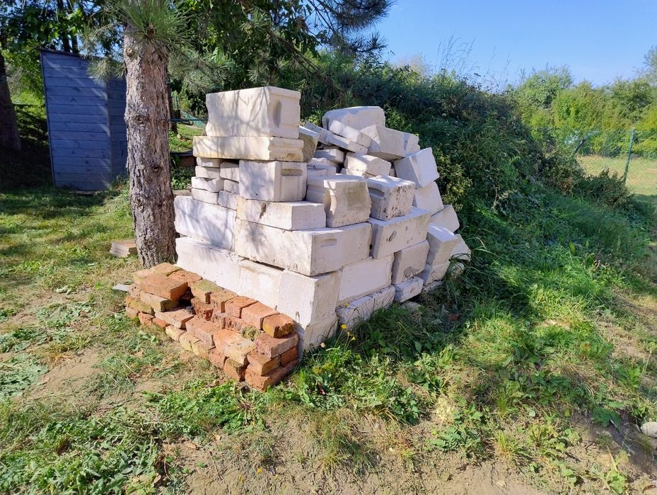 stare CEGŁY i nowe PUSTAKI