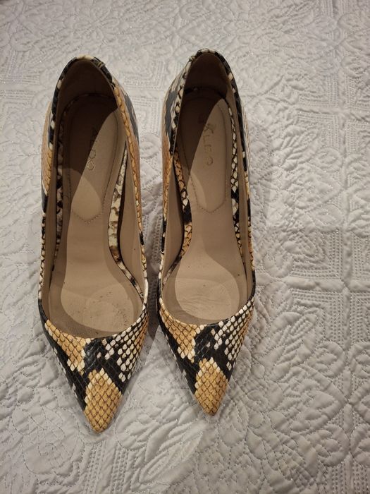 Sapatos de cores amarelos e pretos. Marca aldoca aldo