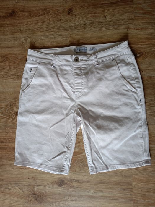 Białe męskie spodenki