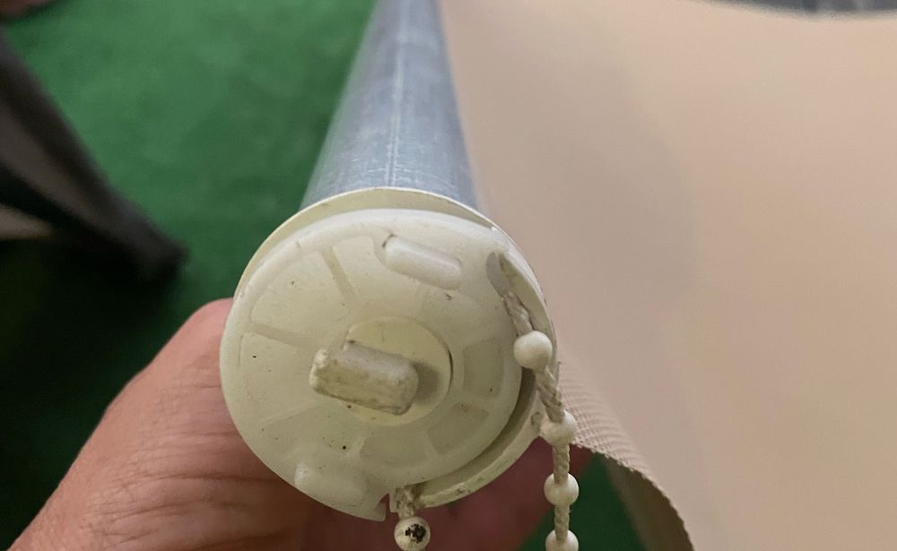 Cortinados bejes, com rolo, modernos e faceis de limpar