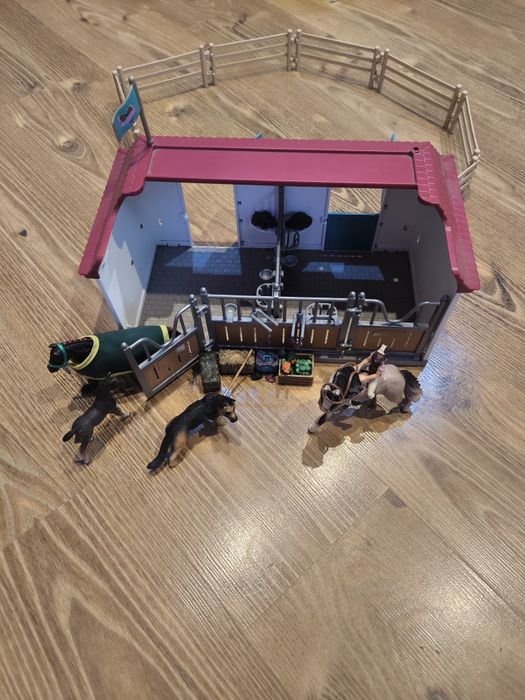 Sprzedam domek że stajnią Schleich