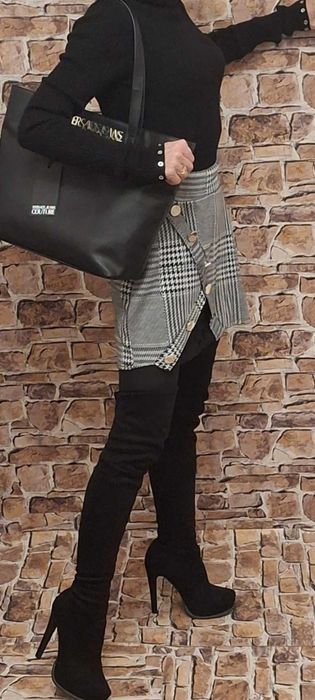 Atrakcyjna spódniczka w kratkę z koronkową wstawką Made in Italy