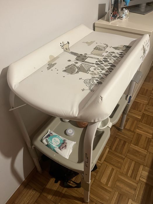 Mudador de bebe com espaço para banheira