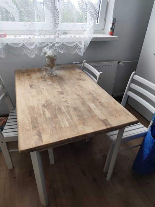 Stół w stylu skandynawskim plus 3 krzesła