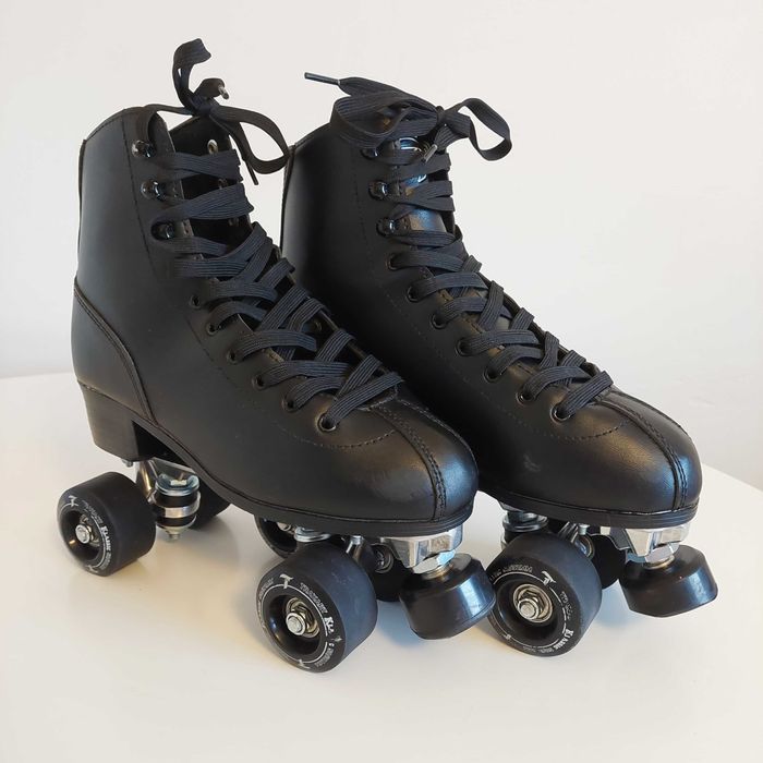 Patins de 4 Rodas adulto Quad Marca Traxart Klassic preto alumínio.