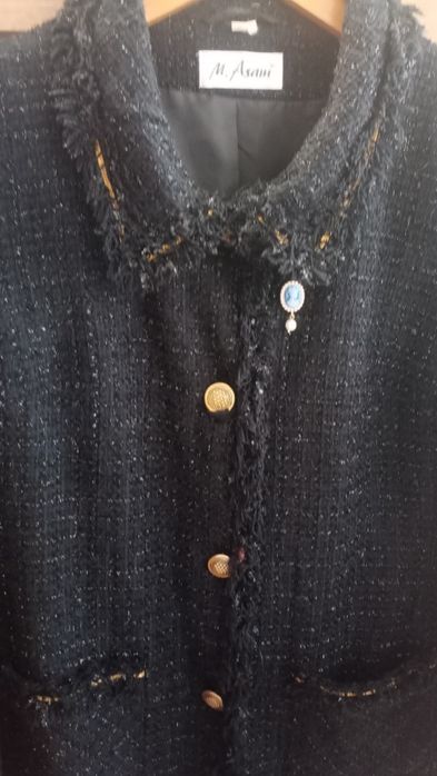 Czarny płaszcz wiosenny w stylu vintage