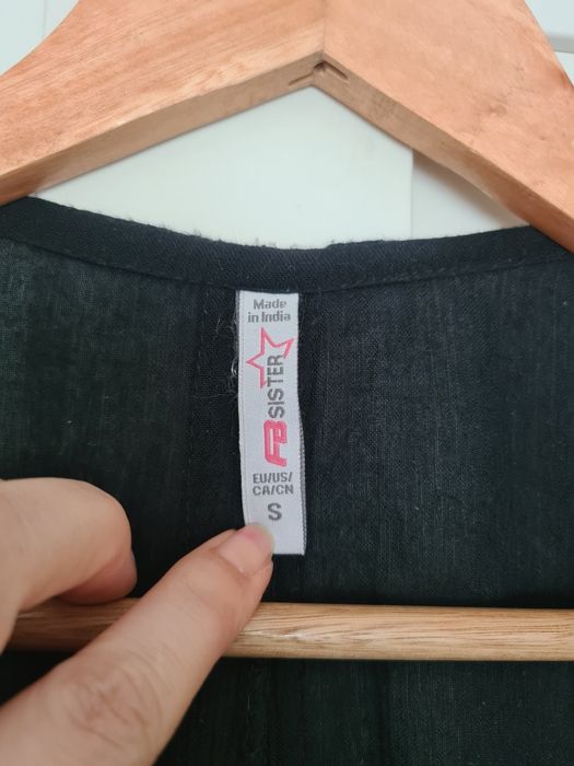 Casaco preto com bordado branco
