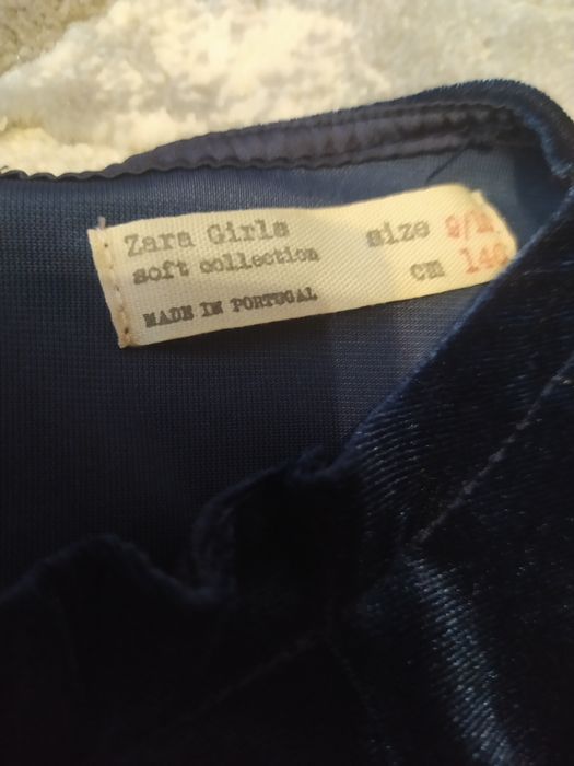 Sukienka świąteczna z aksamitu Zara z krótkim rękawem i kieszeniami