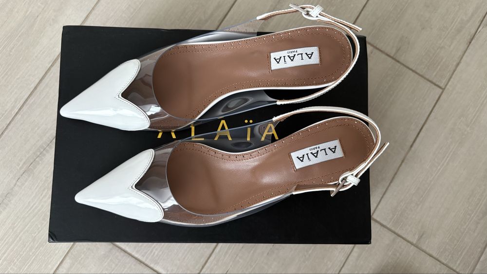 Босоніжки Alaia, в білому кольорі
