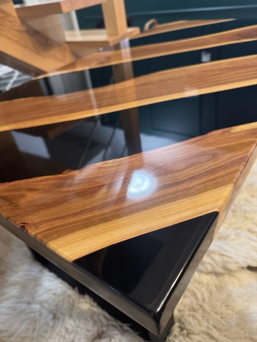 Stolik kawowy z zywicą