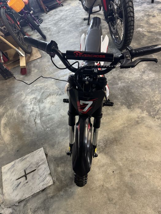 Vendo moto de crianca bateria nova
