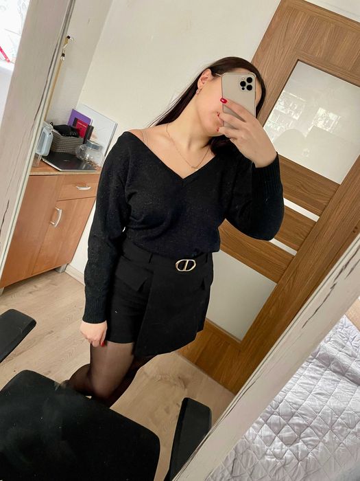 Czarny sweter z dekoltem w szpic z brokatem