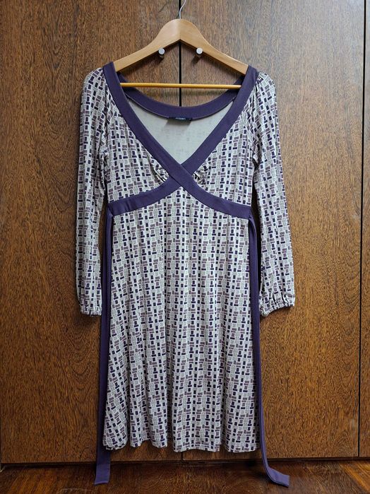 Vestido midi com decote em V e padrão geométrico