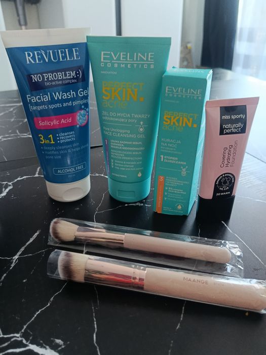 zestaw różnych kosmetyków