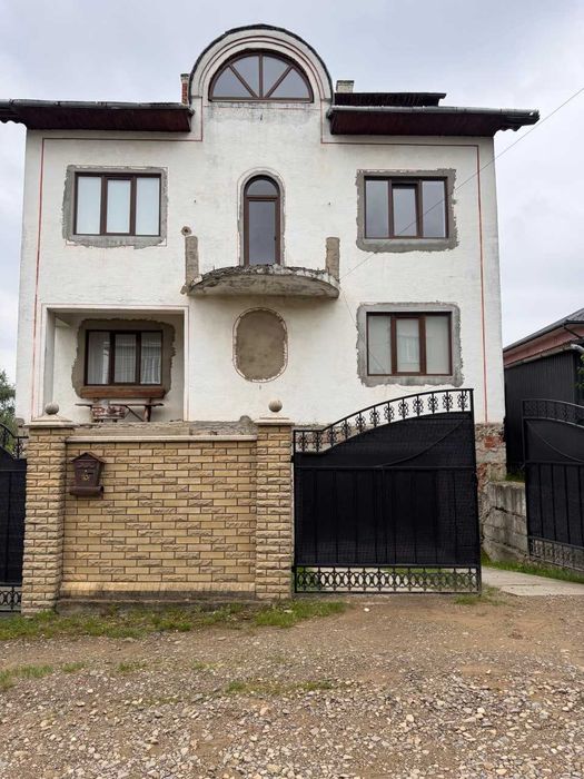 Продається  великий добротний будинок у Сторожинці
