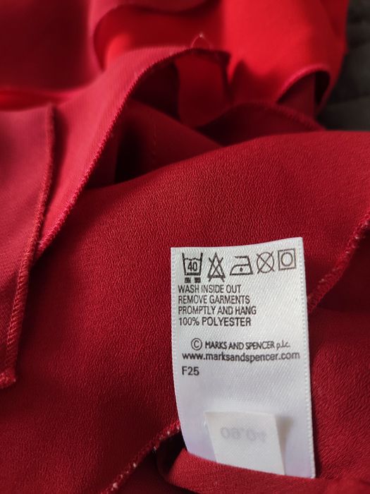 Блуза з рюшами червоного кольору. Marks & Spencer