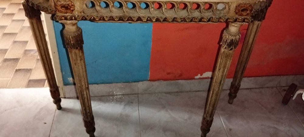 Mesa Antiga com Pedra Mármore