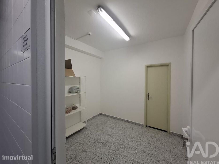 Loja / Estabelecimento Comercial em Vila Real de 300,00 m2