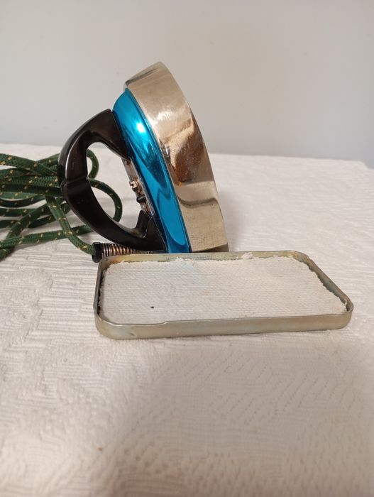 Маленький дорожный утюжок. Винтаж