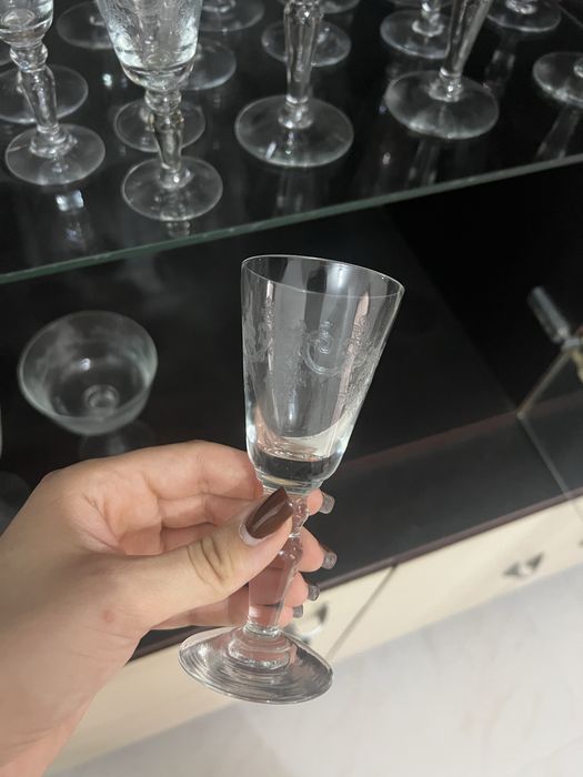 Serviço antigo completo de copos em vidro gravado