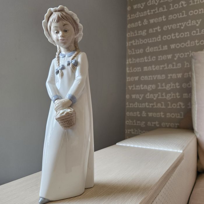 ЗНИЖКА 30% Стауэтка, фарфор, Zaphir lladro, Girl with Basket of Sweets