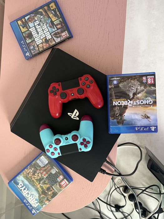 Ps4 pro 1tb ,2 pady ,3 gierki