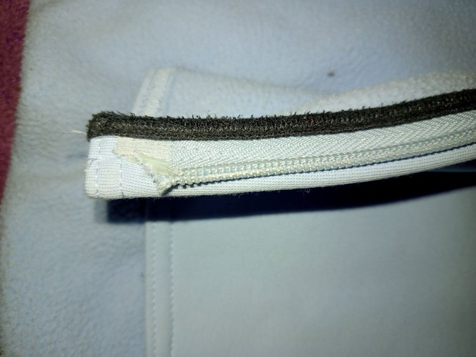 Продам кофту з вирваним замком