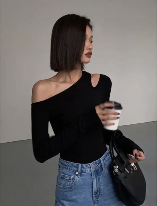 Чорна кофтинка з відкритим плечем